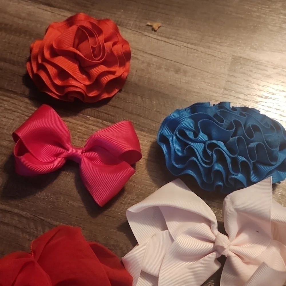 HAIRBOWS 22 Little Girls' Clip Hairbows. Several Have Ouchless Covered Clip.